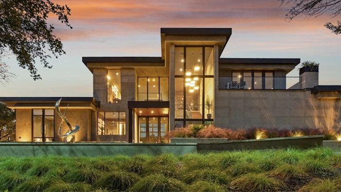 Vivienda contemporánea iluminada al atardecer