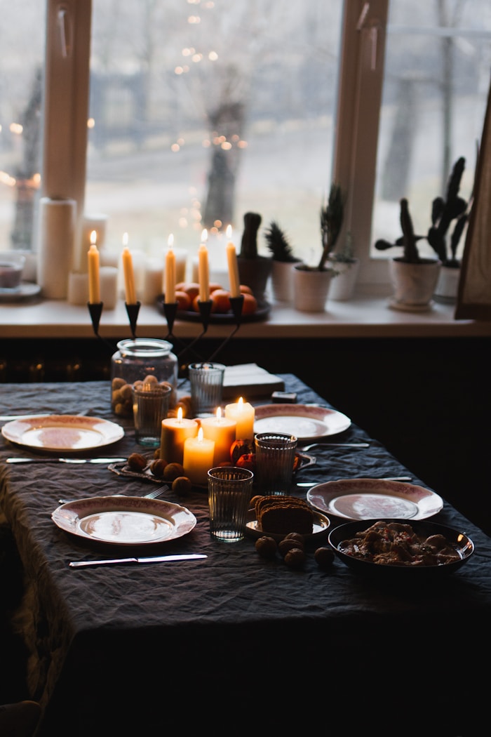 Mesa con velas encendidas