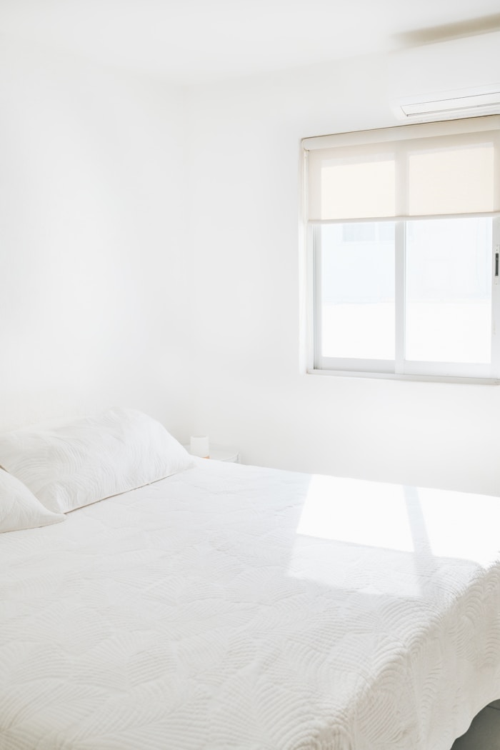 Dormitorio luminoso por la mañana