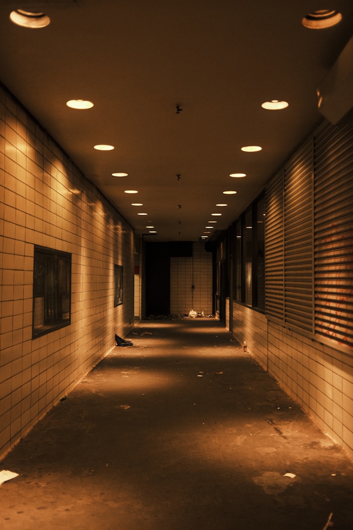 Pasillo con iluminación tenue nocturna