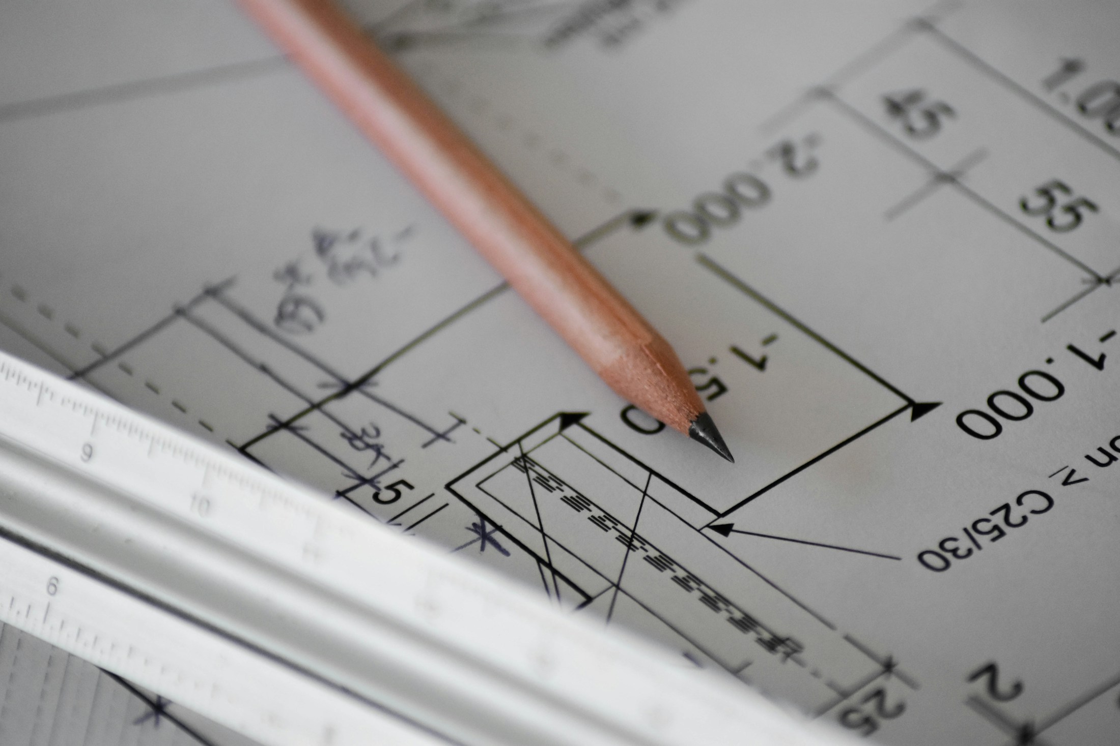 Plano técnico y herramientas de diseño sobre una mesa